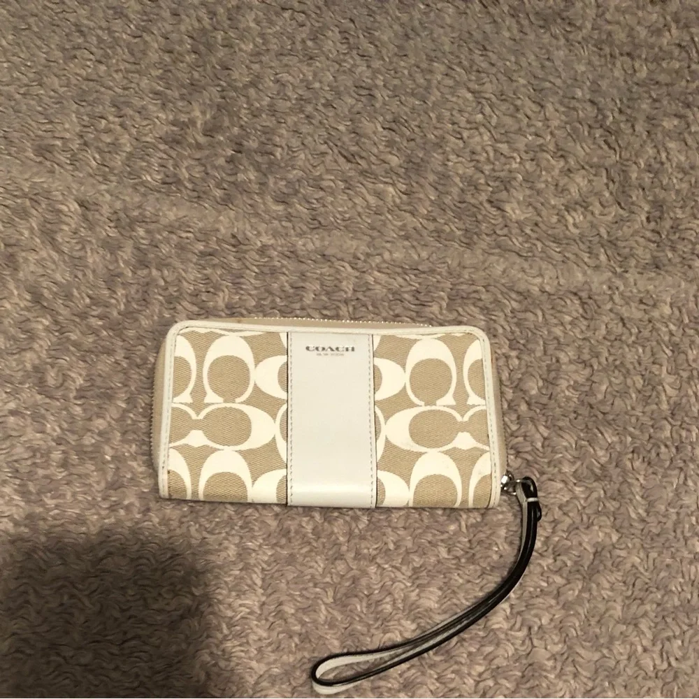 Crème and beige colored Coach wallet in excellent condition - Picture 3 of 6
